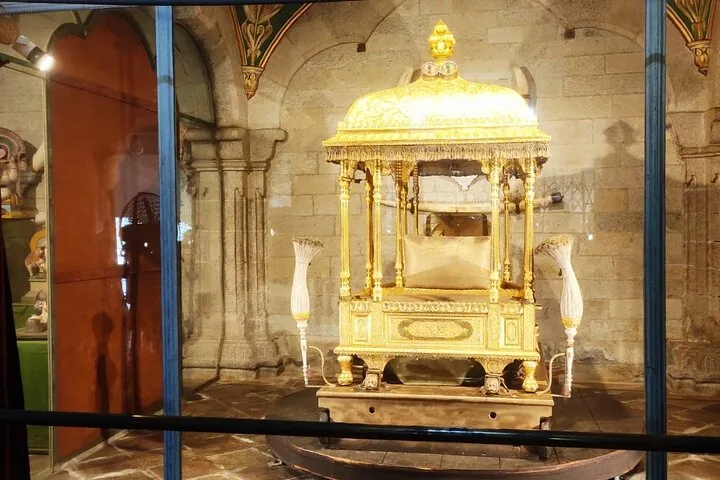 Goldene Sänfte, ausgestellt in einer Glasvitrine im Museum in Mysore.